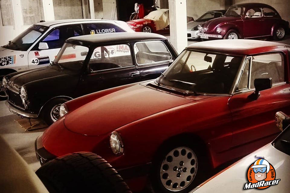 Coches clásicos en el garaje del club