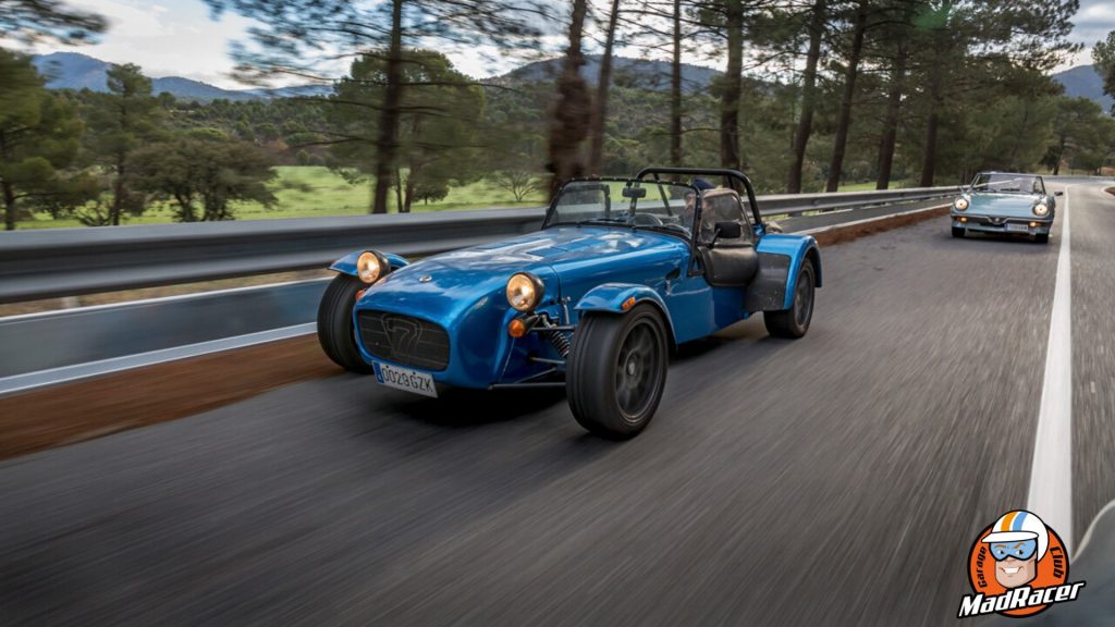 Caterham azul en carretera