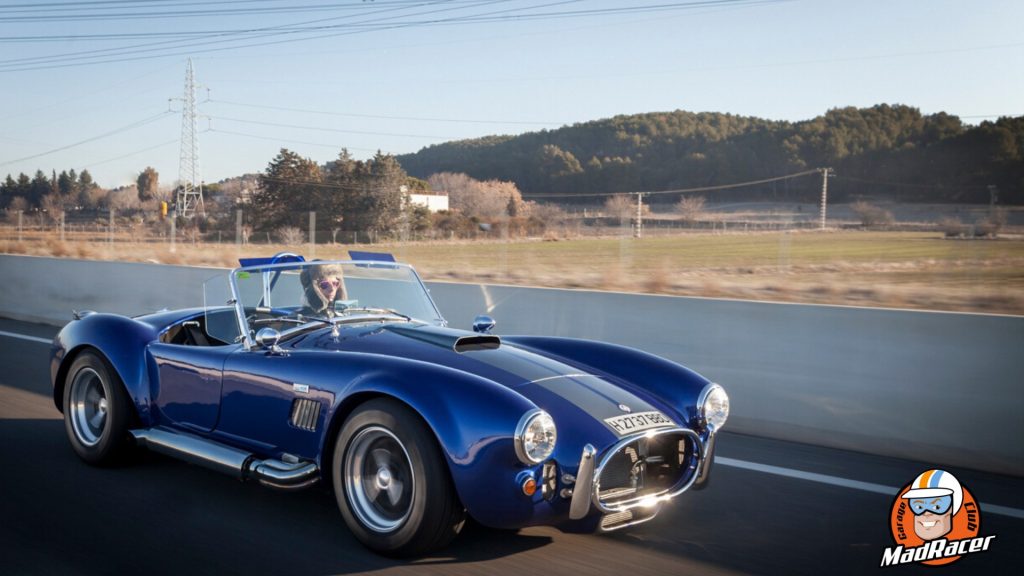 AC Cobra azul en carretera