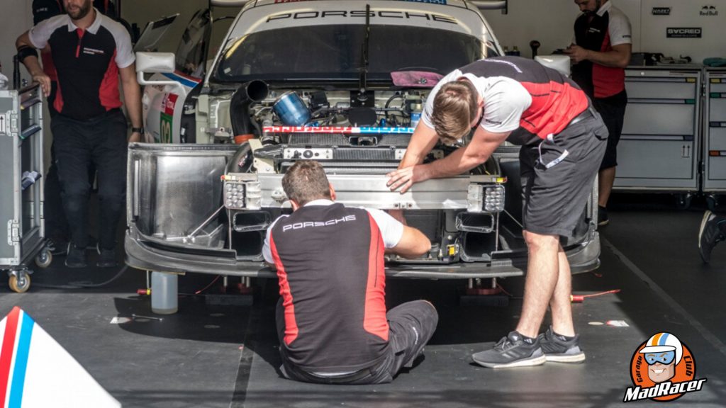 Mecánicos trabajando en un coche de competición