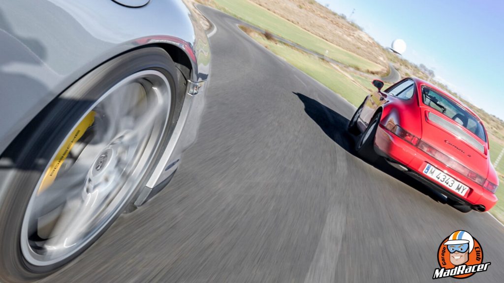 Porsche 911 rojo tomando una curva